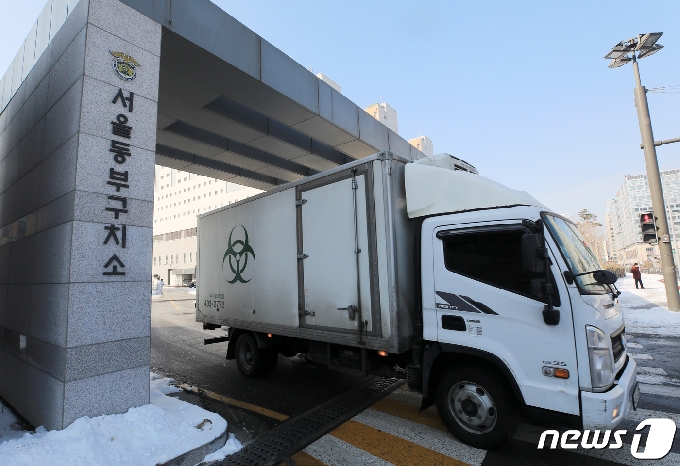 서울동부구치소에서 의료폐기물 차량이 정문을 나서는 모습. © News1 구윤성 기자