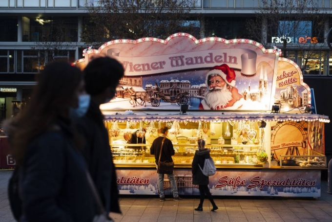 지난해 15일(현지시간) 독일 프랑크푸르트의 한 거리 음식점에서 시민들이 먹거리를 사고 있다. /사진=뉴시스