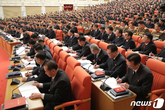 [사진] 북한, 제8기 제1차 전원회의 진행…"정치국 선거 진행"