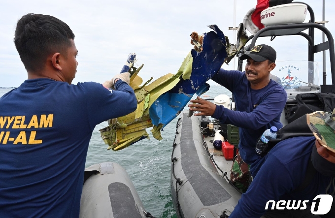 10일(현지시간) 인도네시아 해군 잠수대원들이 SJ182편 여객기가 추락한 인근 해역에서 잔해를 수거하고 있다. © AFP=뉴스1 © News1 우동명 기자