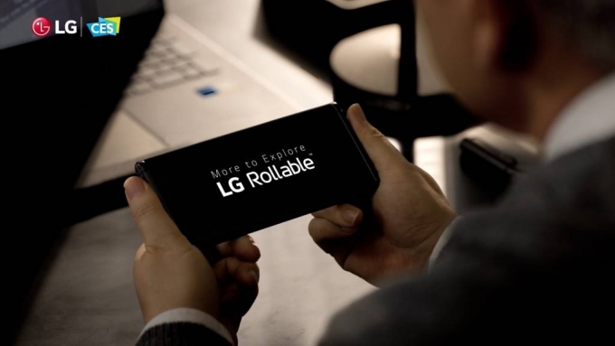 LG전자 롤러블폰 'LG 롤러블'의 화면이 펼쳐지기 전 모습. /사진=LG전자