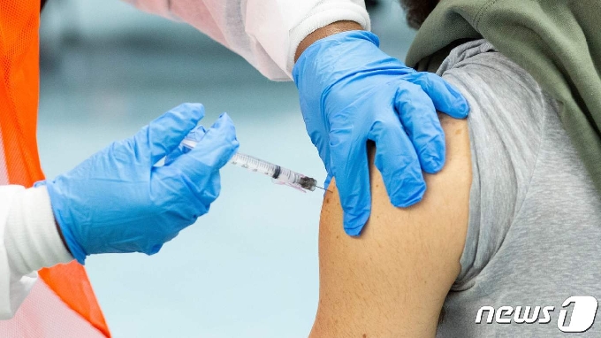 10일(현지시간) 미국 뉴욕주 브롱크스 자치구의 의료시설에서한 남성이 모더나 코로나19 백신을 맞고 있다.  © AFP=뉴스1