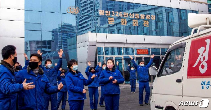 [사진] '김정은 총비서 추대'에 환호하는 北 주민들