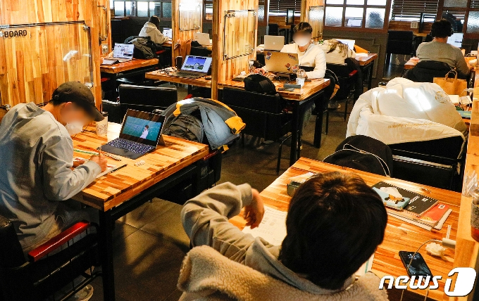 서울시내 한 스터디 카페에서 마스크를 쓴 학생들이 공부하고 있다. 2020.12.2 /뉴스1 © News1 안은나 기자