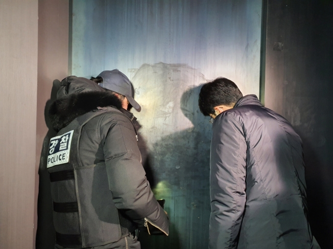 14일 오전 5시쯤 강남에서 서울시 관계자가 경찰과 함께 단속을 벌이고 있다. /사진=박수현 기자