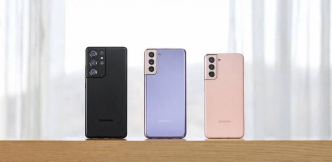 삼성전자 플래그십 스마트폰 갤럭시S21 시리즈. (왼쪽부터) 갤럭시S21 울트라 팬텀 블랙, S21+ 팬텀 바이올렛, S21 팬텀 핑크. / 사진제공=삼성전자