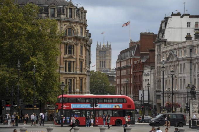 영국 런던에서 2층 버스가 트라팔가 광장을 지나고 있다/사진=[런던=AP/뉴시스]