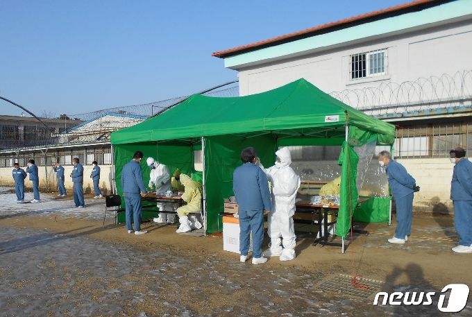 안양교도소 재소자 코로나19 전수검사 현장. © 뉴스1