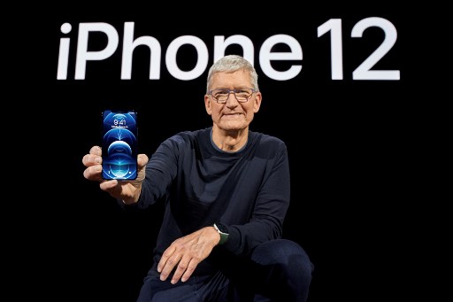 지난해 10월 13일 캘리포니아주 쿠퍼티노시 애플파크에서 팀 쿡 애플 최고경영자(CEO)가 새로 나온 아이폰12를 선보이고 있다./사진=AFP