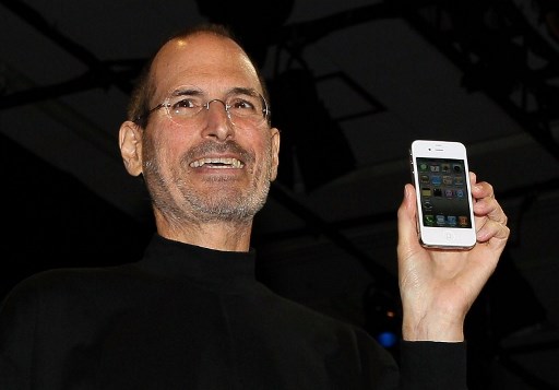고 스티브 잡스 애플 창업주가 2010년 6월 7일 캘리포니아주 샌프란시스코에서 아이폰 4 신제품을 발표하고 있다./사진=AFP