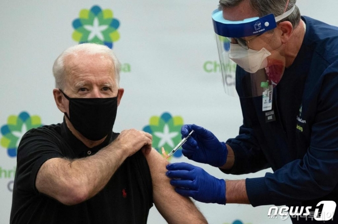 (뉴어크 AFP=뉴스1) 우동명 기자 = 조 바이든 미국 대통령 당선인이 11일(현지시간) 델라웨어주 뉴어크의 한 병원에서 공개적으로 화이자-바이오엔테크의 코로나19 백신 2차 접종을 받고 있다.  ⓒ AFP=뉴스1