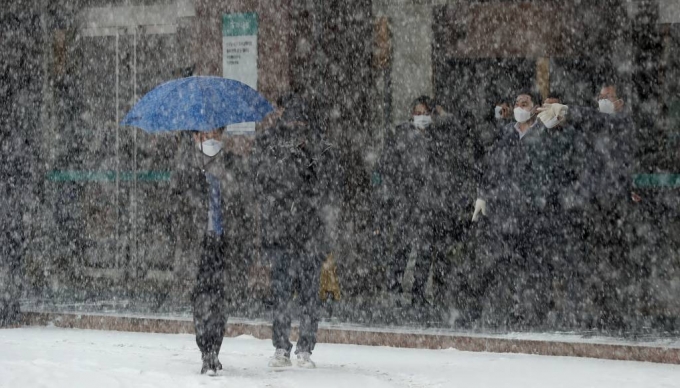눈이 내리고 있는 지난 12일 서울 중구 하나은행 앞에서 시민들이 이동하고 있다. /사진제공=뉴시스