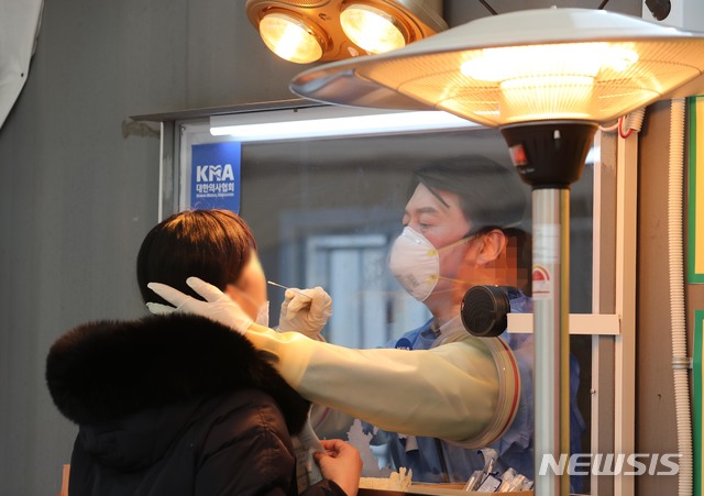 안철수 국민의당 대표가 이달 15일 서울 중구 서울광장에 마련된 임시 선별검사소에서 검체를 채취하는 의료자원봉사를 하고 있다.  / 사진제공=뉴시스