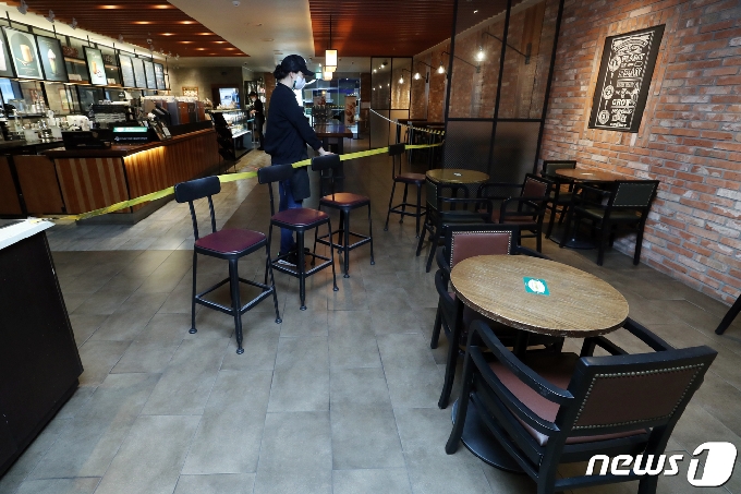 [사진] 커피숍에 돌아온 탁자와 좌석