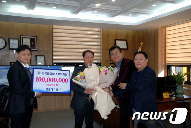 오형석 탑솔라그룹 회장(왼쪽 두번째)이 최근 서석장학문화재단에 장학금 1억원을 기탁했다.© 뉴스1