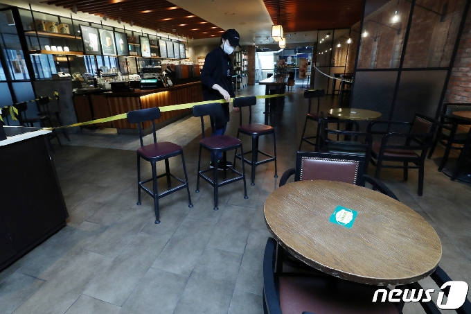 [사진] 다시 탁자와 좌석 정리된 커피 전문점