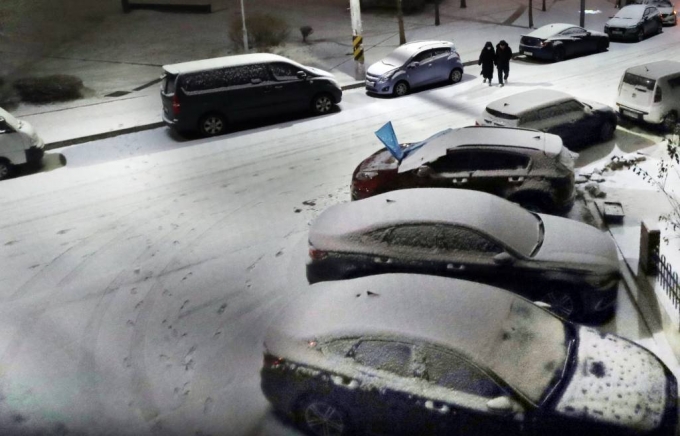 기상청이 중부지방에 많은 눈이 올 것으로 전망한 가운데 17일 밤 경기도 광명시 소하동 주택가 도로에 눈이 쌓이고 있다./사진=뉴시스