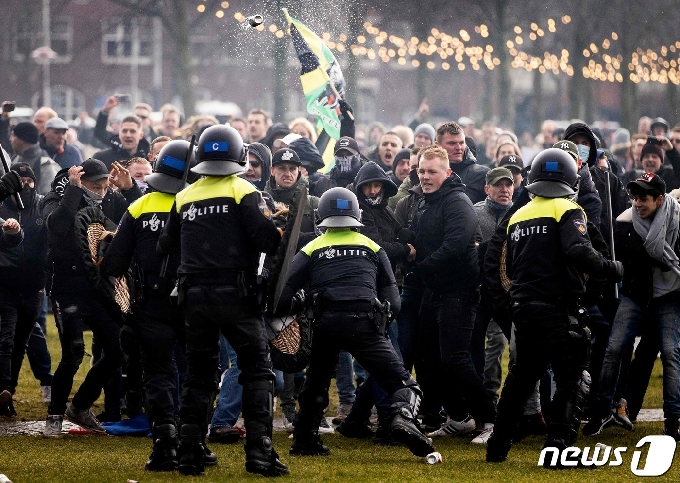 네덜란드에서 17일(현지시간) 정부의 코로나19 봉쇄 조치에 반대하는 시민들이 시위를 벌였다. © AFP=뉴스1