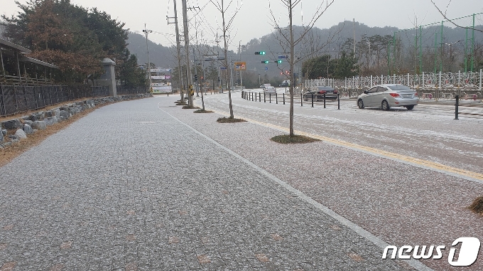 경남 진주에도 18일 오전 8시부터 눈이 내리기 시작했다. © 뉴스1
