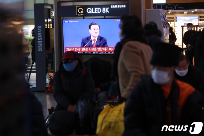 18일 서울역 대합실에서 시민들이 문재인 대통령의 신축년(辛丑年) 기자회견을 TV를 통해 지켜보고 있다. /사진=뉴스1