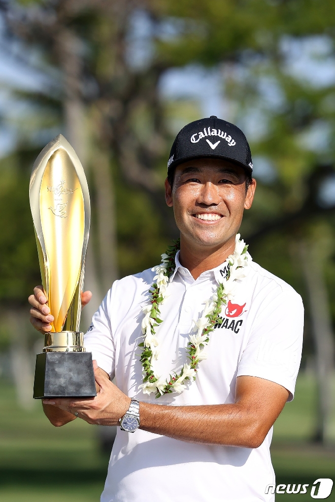 [사진] 통산 5번째 PGA 우승컵 들고 활짝 웃는 케빈 나