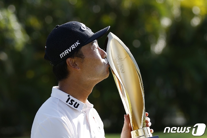 [사진] PGA 소니오픈 우승컵 입 맞추는 케빈 나