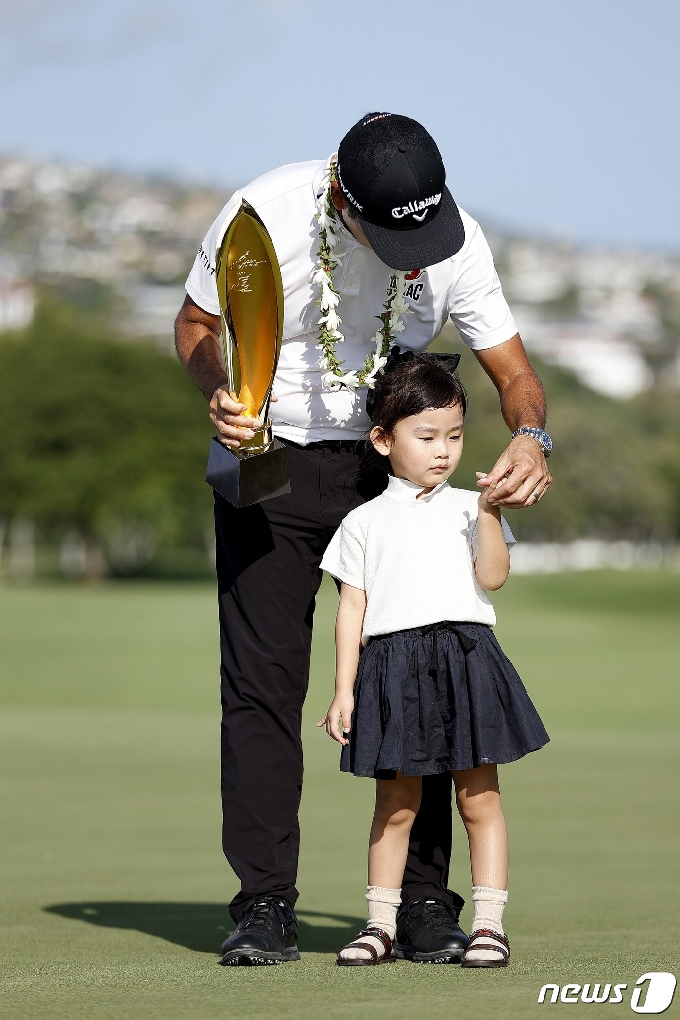 [사진] 소니오픈 우승컵 들고 딸과 기뻐하는 케빈 나