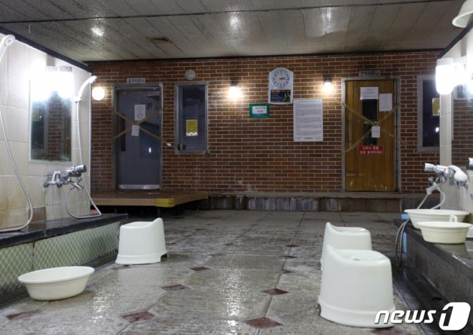 지난 1일 오후 서울의 한 목욕탕 내 한증막(사우나) 시설이 폐쇄되어 있다.  서울시는 수도권의 사회적 거리두기 2단계에 더한 ‘핀셋방역’ 강화조치를 이날부터 수도권 2단계 조치가 종료되는 오는 7일까지 적용했다./사진=뉴스1