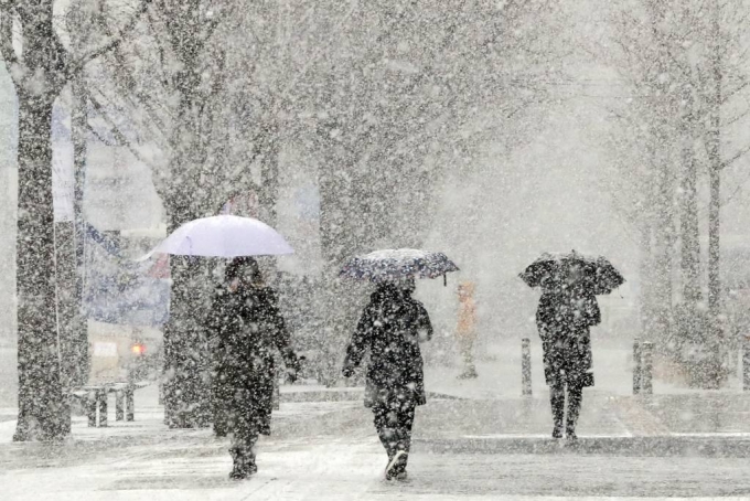 서울에 눈이 내리고 있는 18일 오전 서울 종로구 거리에서 시민이 내리는 눈을 맞으며 발걸음을 재촉하고 있다./사진=뉴시스