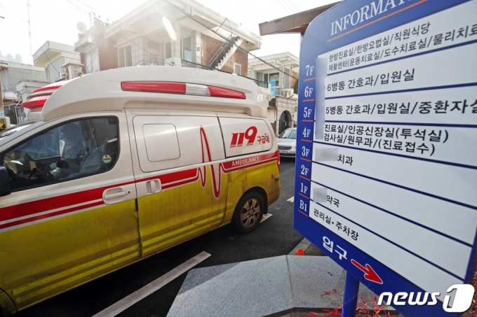 지난 14일 오후 광주 서구 한 병원에서 코로나19 집단감염이 발생, 방역당국이 확진자 이송을 준비하고 있다. 기사내용과 무관./사진=뉴스1