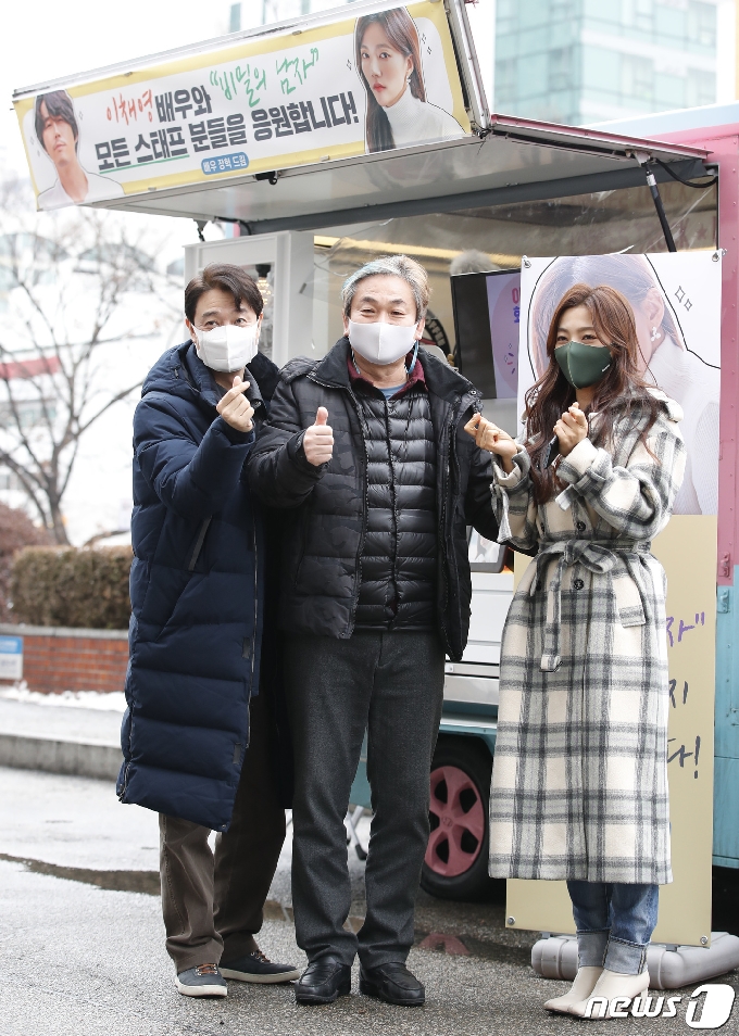 [사진] 이명호-배도환-이채영 '장혁' 커피차 앞에서 하트 뿅뿅