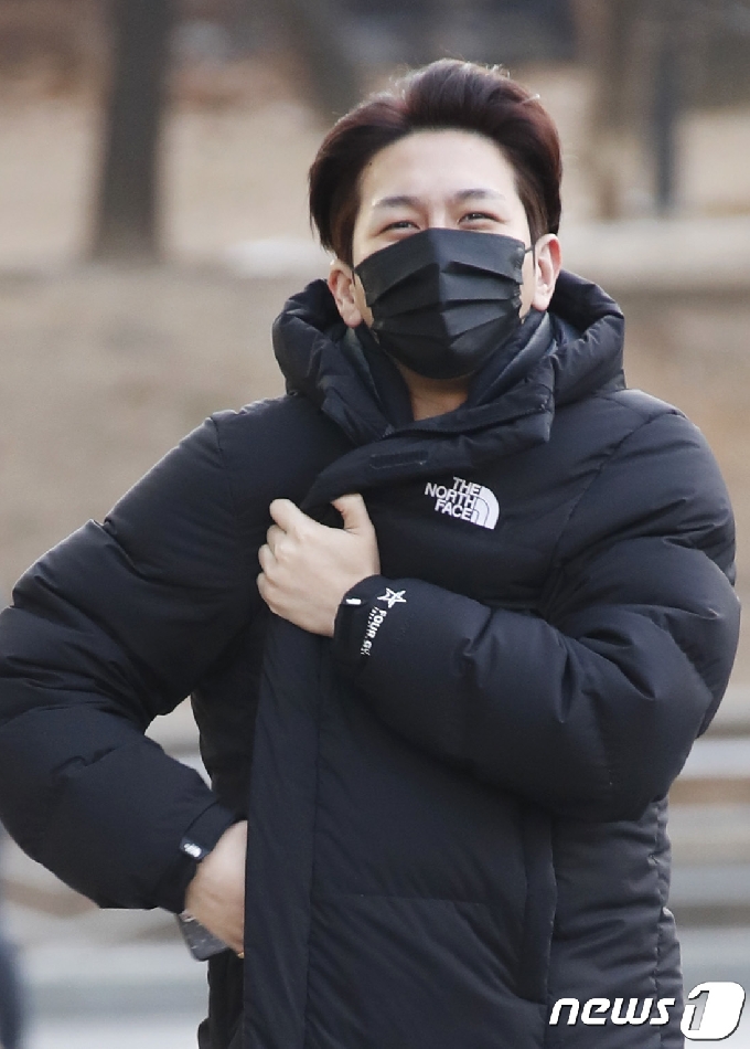 [사진] 김수찬 '차가운 겨울 바람에 옷깃을 여미고'