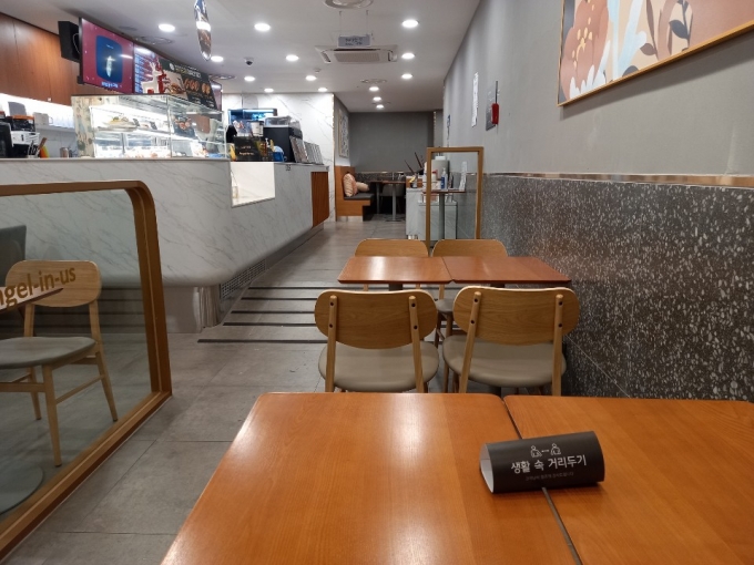 18일 오전 9시30분쯤 영등포역 안 프렌차이즈 카페. 카페 내부에 의자와 식탁이 치워져 있다./사진=김성진 기자