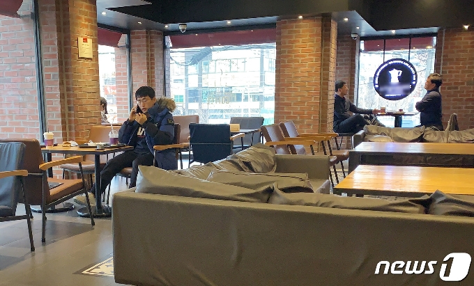 18일 오후 울산 남구 삼산동의 한 카페에서 손님들이 커피를 마시고 있다. 2021.1.18/뉴스1 © News1 조민주 기자