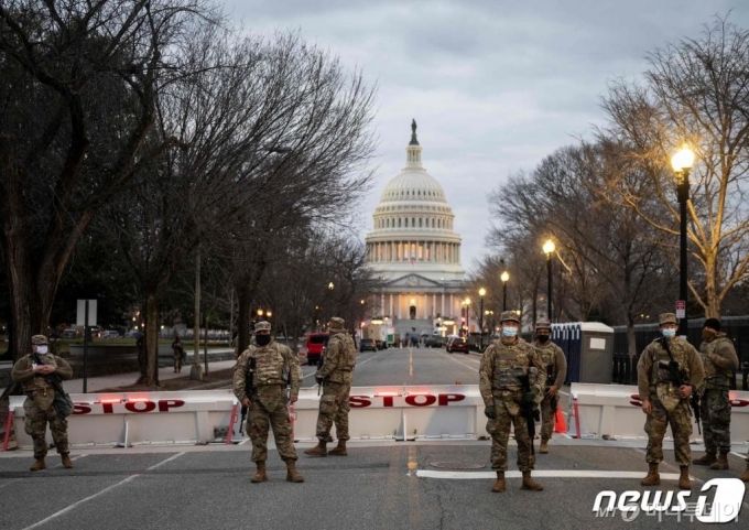 (워싱턴 AFP=뉴스1) 우동명 기자 = 17일(현지시간) 조 바이든 미국 대통령 당선인의 취임식을 앞두고 워싱턴 의사당 인근에서 주 방위군이 통행을 통제하고 있다.   ⓒ AFP=뉴스1
