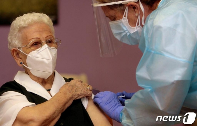 스페인서 첫 화이자-바이오엔테크의 코로나19 백신을 접종받고 있다. (2020.12.28)./사진제공=AFP/뉴시스