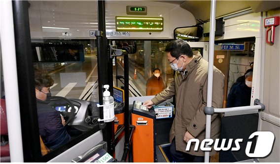 박남춘 인천시장이 지난해 11월27일 인천이음버스에 시승하고 있다.(인천시 제공)© 뉴스1