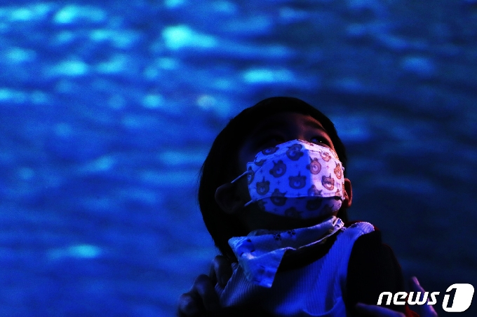 [사진] '코로나 1년' 일상이 된 마스크