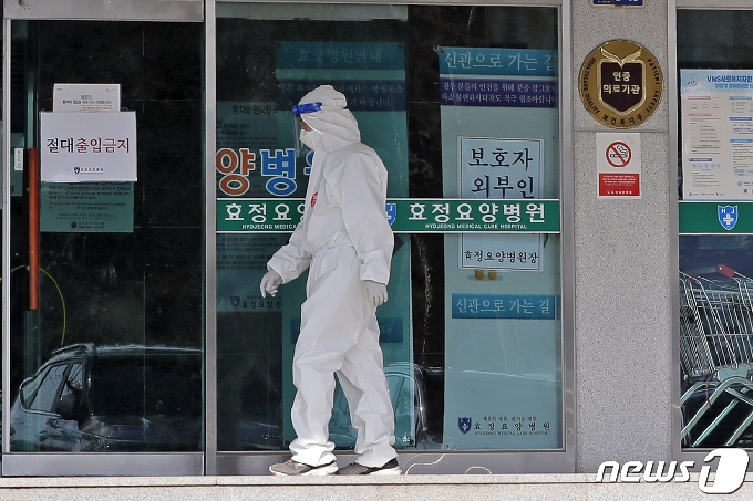 광주 광산구 효정요양병원에서 방호복을 입은 의료진이 분주한 모습을 보이고 있다. /뉴스1 DB © News1