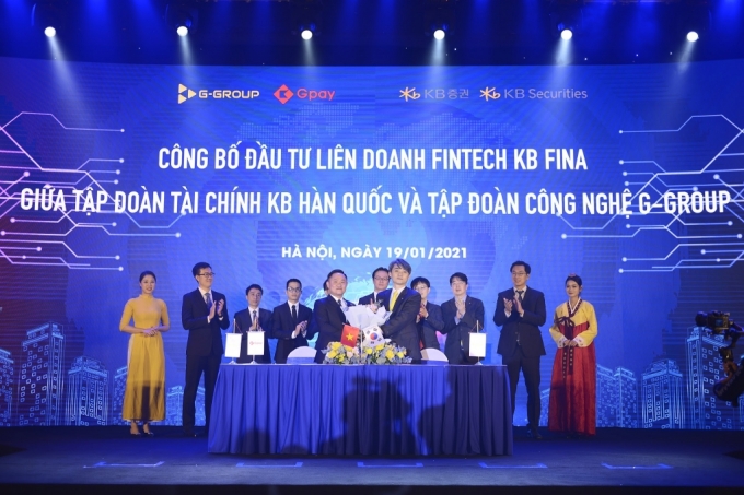 KB증권은 지난 19일 베트남 하노이에서 디지털 금융 플랫폼 'KB Fina' 출범식을 진행했다. 행사에서 박천수 KB증권 글로벌사업본부장(가운데, 오른쪽)과 푸엉 안 뚜 G그룹 CEO(가운데, 왼쪽)가 관계자들과 함께 사진 촬영을 하고 있다. /사진제공=KB증권