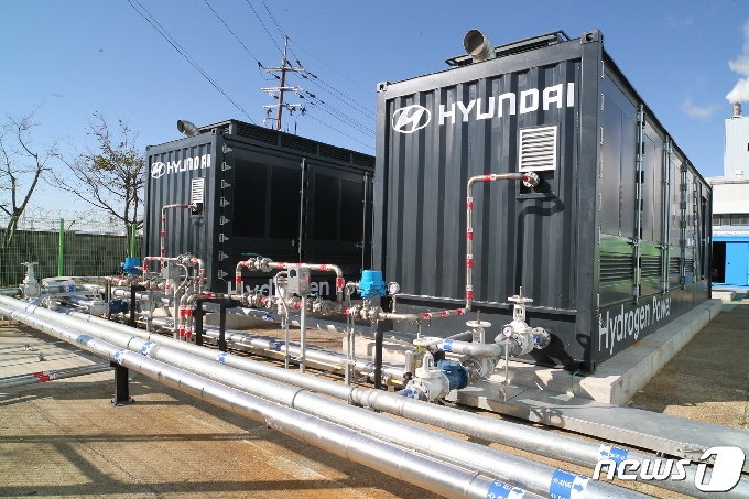 한국동서발전 울산화력본부내 준공된 ‘고분자전해질막(PEMFC) 수소연료전지 실증 설비(1㎿급)© 뉴스1
