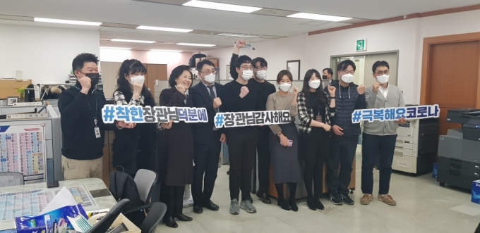 박영선 중소벤처기업부 장관이 20일 정부대전청사를 돌며 직원들과 마지막 인사를 나누고 있다. /사진=최우영 기자