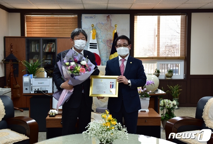 창녕군의회 홍성두 의원(왼쪽)이 지방의정봉사상을 수상하고 기념촬영을 하고 있다. (창녕군의회 제공)© 뉴스1