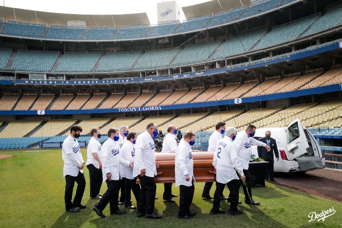 박찬호가 은사였던 라소다 전 감독의 추모식에 참석했다. 맨 왼쪽이 박찬호의 모습. (LA 다저스 SNS) © 뉴스1