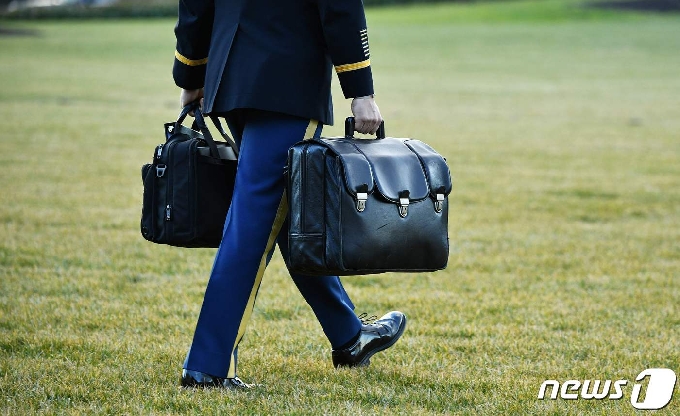 도널드 트럼프 미국 전 대통령이 소유했던 핵가방의 모습. © AFP=뉴스1
