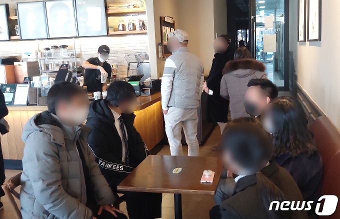 지난 20일 대전 서구 둔산동에 위치한 카페에 5명이 한 테이블에 앉아 있다. © News1 김기태 기자