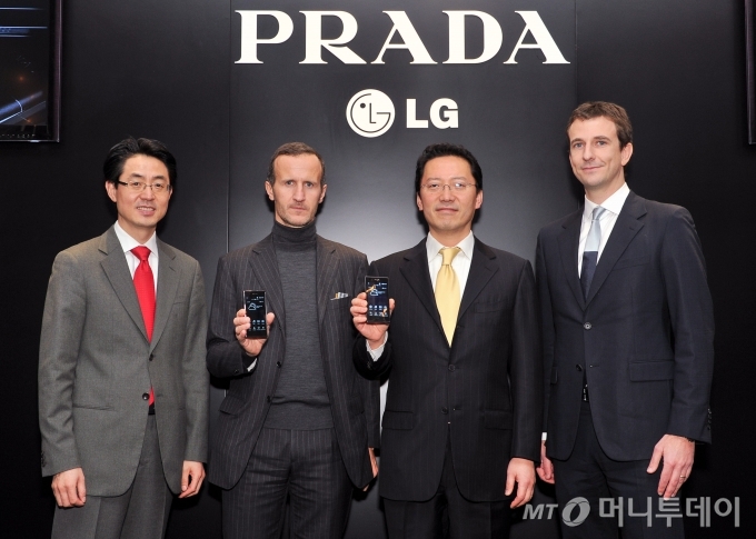 LG전자와 프라다는 2011년 12월 14일(한국시간) 3번째 협력 작품인 프라다폰 3.0(PRADA phone by LG 3.0)을 영국 런던에서 처음으로 선보였다고 밝혔다. 스테파노 칸티노 프라다 대외협력 총괄(왼쪽)과 김상식 LG전자 상무가 '프라다폰 3.0'을 소개하고 있다. / 사진제공=LG전자