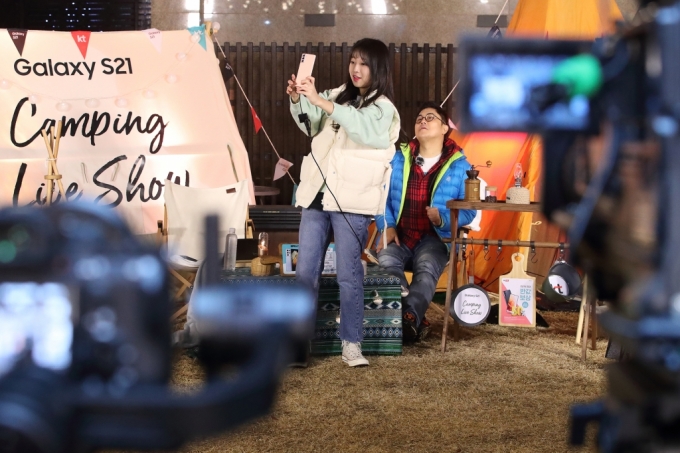 먹방 BJ 쯔양(왼쪽)과 방송인 박권(오른쪽)이 ‘이색적인 캠핑 먹방’ 콘셉트로 진행하는 모습/사진=KT 