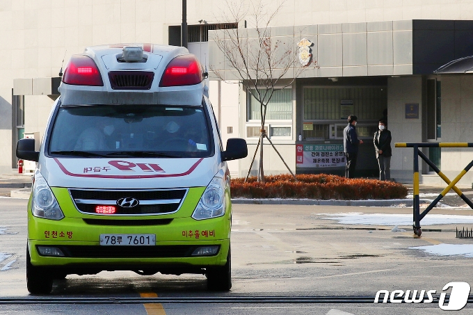 지난 18일 오후 서울 송파구 동부구치소에서 구급차가 출발하고 있다. 2021.1.18/뉴스1 © News1 민경석 기자