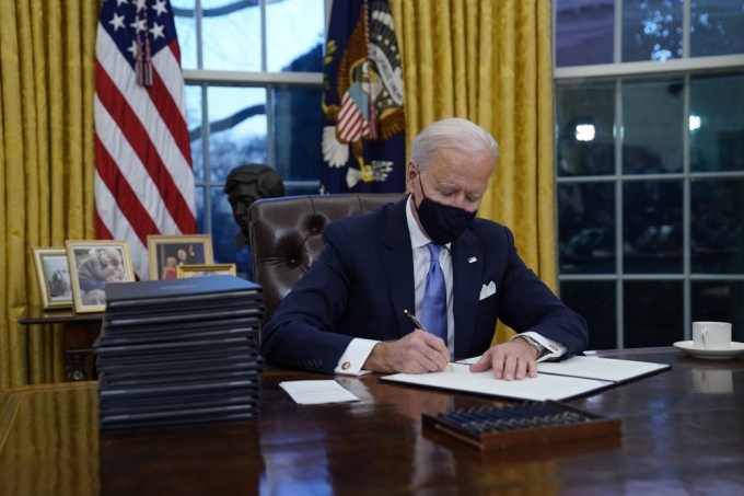 조 바이든 대통령이 집무실에 앉아 있다./사진제공=AP/뉴시스